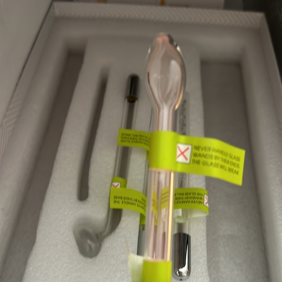 NuDerma Portable Handheld Skin Therapy Wand Machine w/Neon – Anti-Aging - Skin - Picture 10 of 12